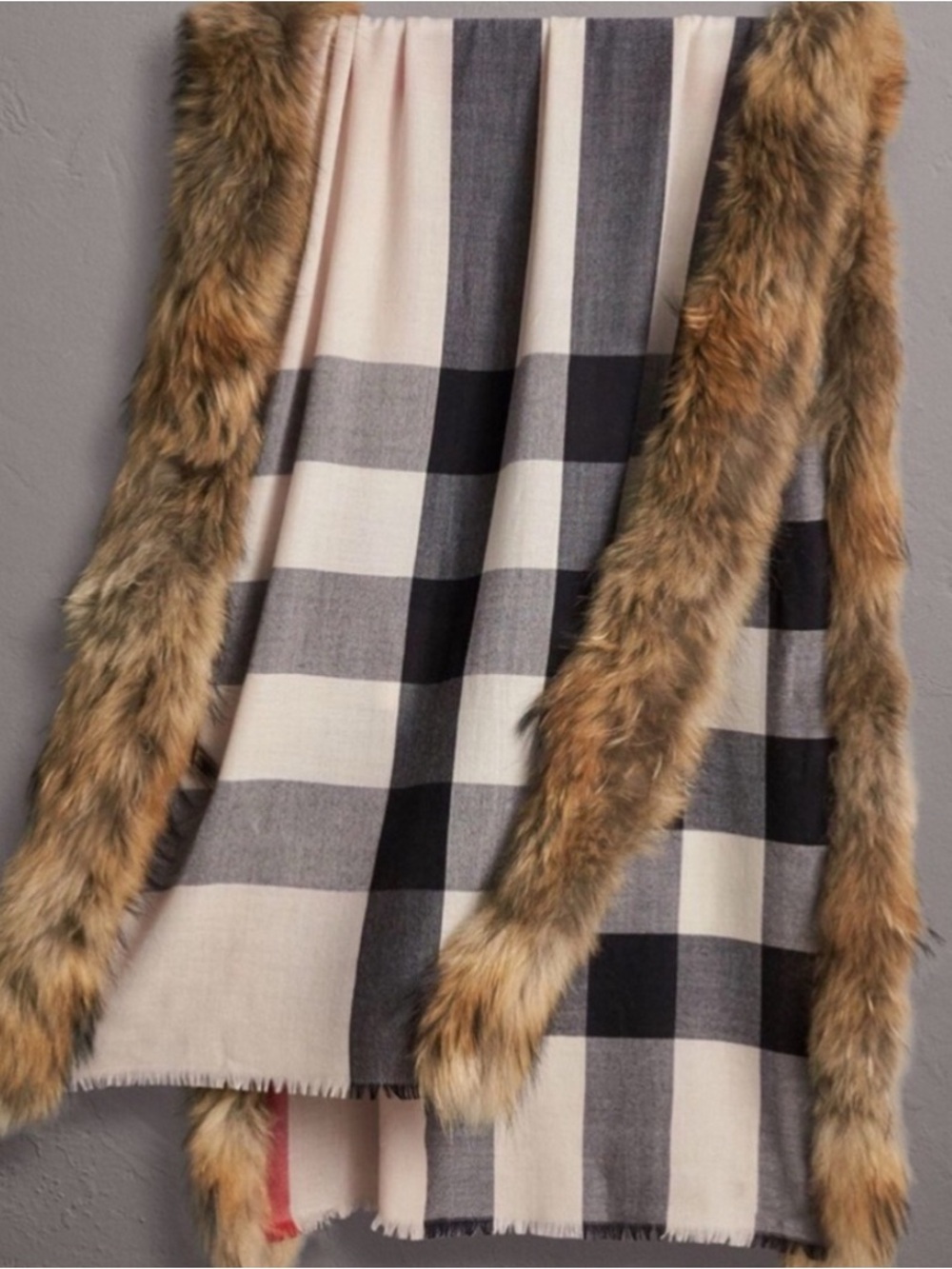 BURBERRY CASHMERE/ WOOL RACCOON FUR STOLE. - Picture 3 of 10